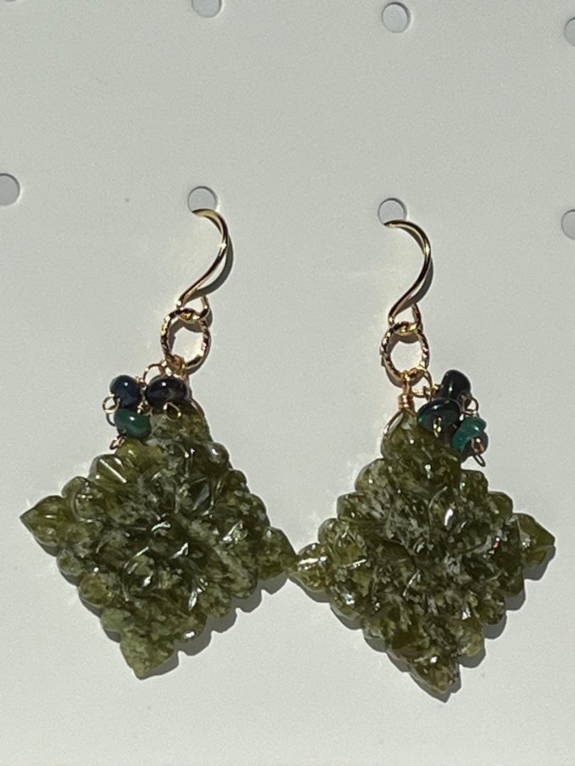 ＊14kgf ベスビアナイト ロンバスカービングピアス