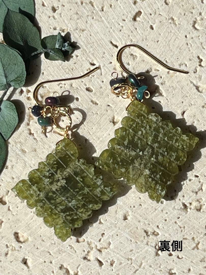 ＊14kgf ベスビアナイト ロンバスカービングピアス