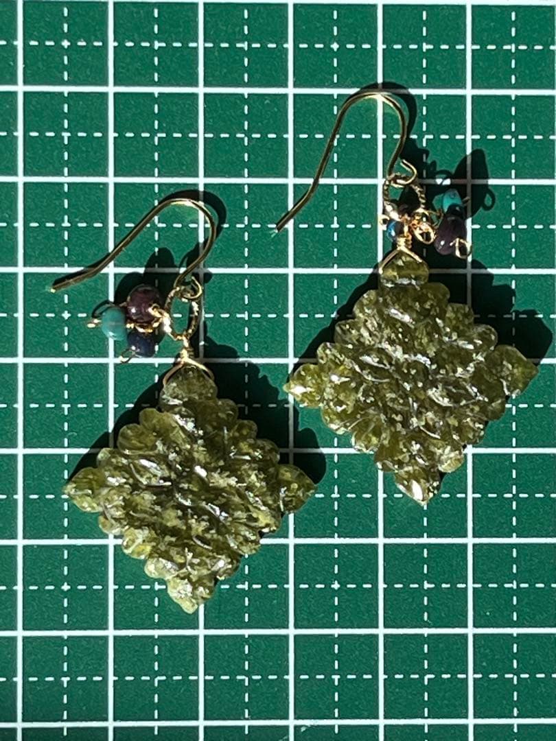 ＊14kgf ベスビアナイト ロンバスカービングピアス