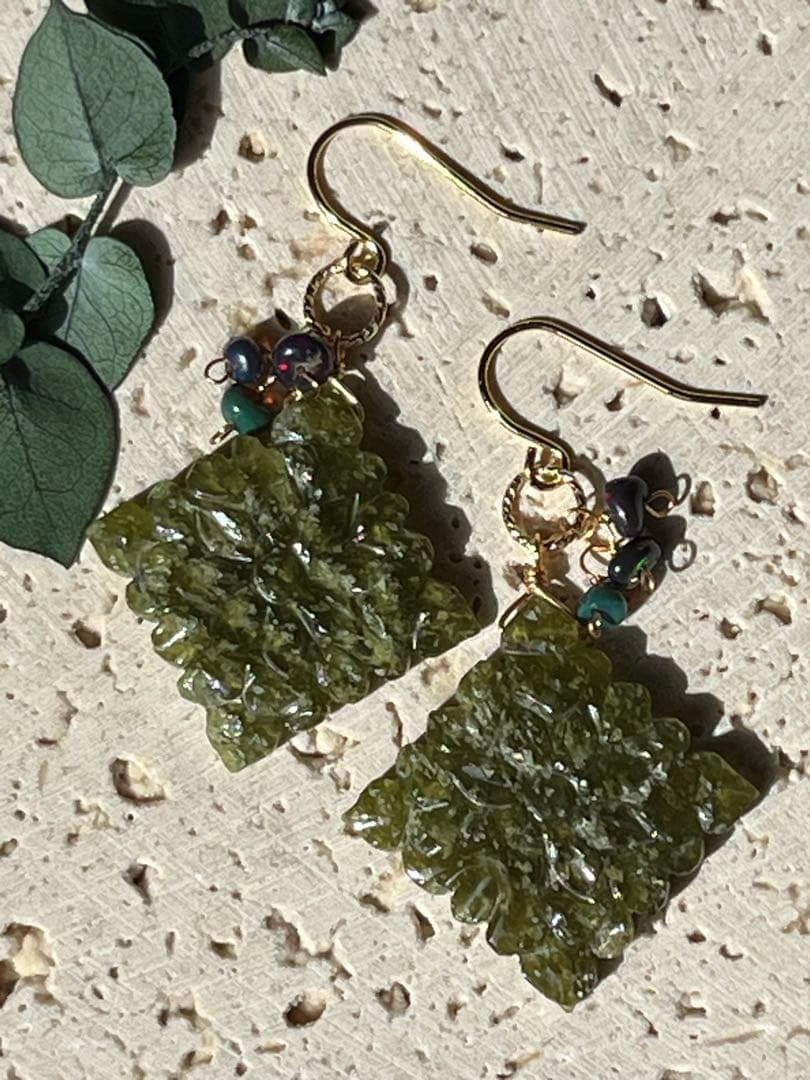 ＊14kgf ベスビアナイト ロンバスカービングピアス