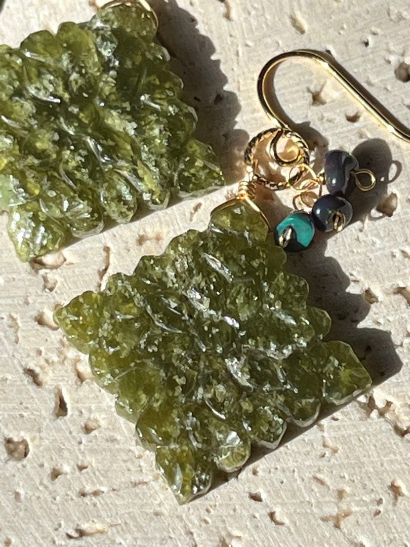 ＊14kgf ベスビアナイト ロンバスカービングピアス