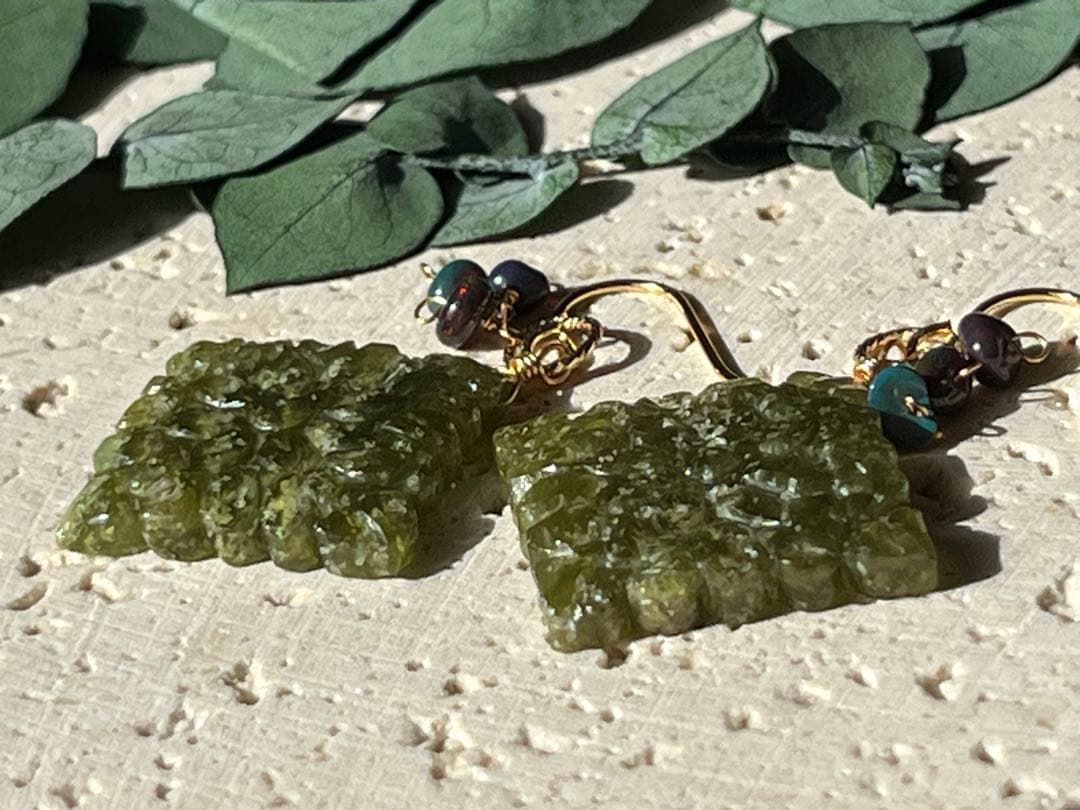 ＊14kgf ベスビアナイト ロンバスカービングピアス