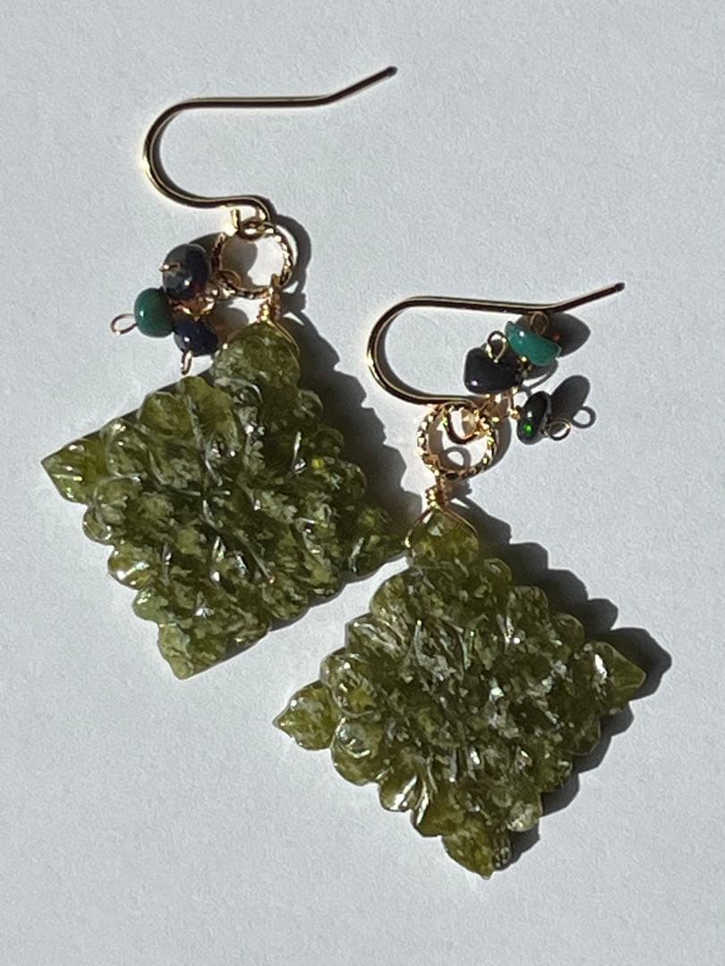 ＊14kgf ベスビアナイト ロンバスカービングピアス