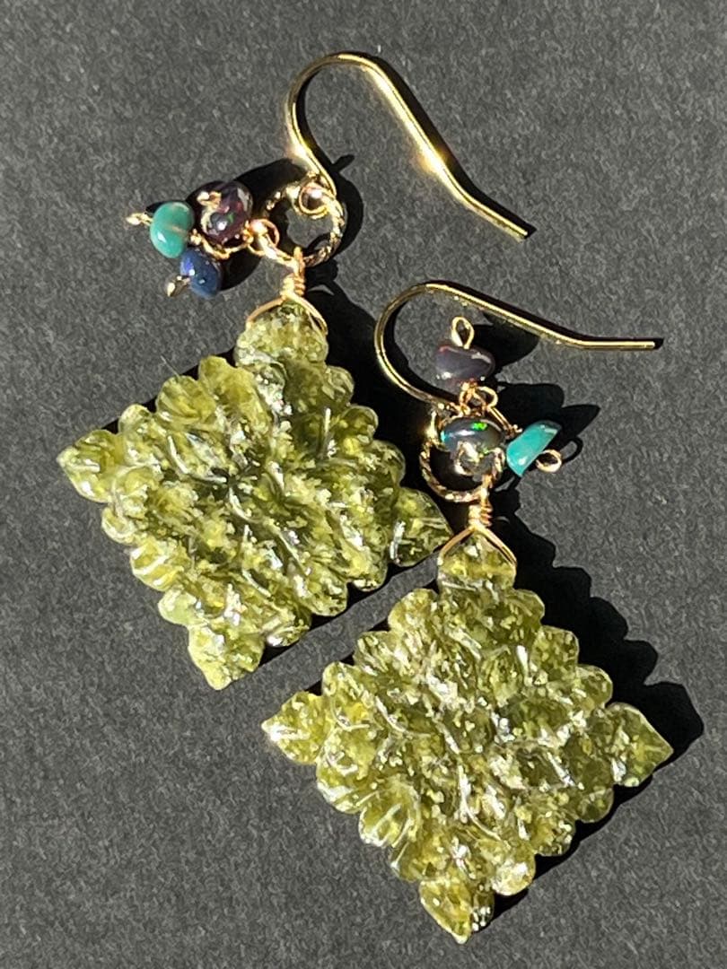 ＊14kgf ベスビアナイト ロンバスカービングピアス