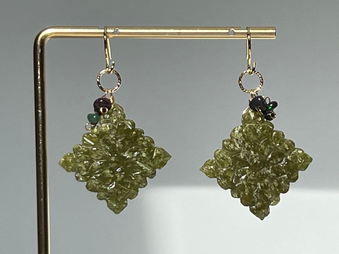 ＊14kgf ベスビアナイト ロンバスカービングピアス