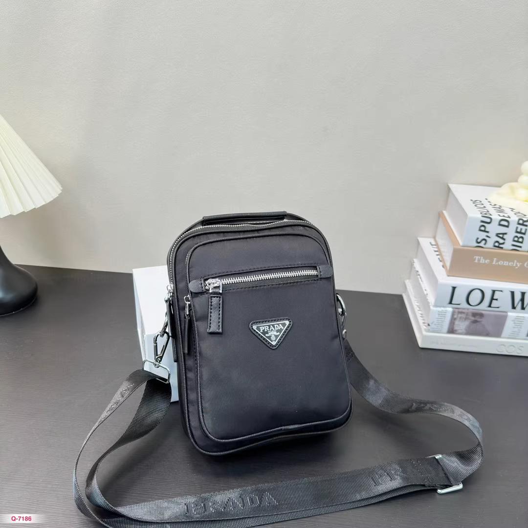 VIP非売品 PRADA ショルダーバッグ カメラバッグ @ 1