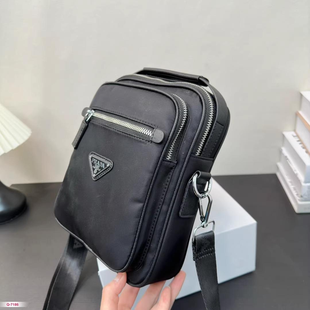 VIP非売品 PRADA ショルダーバッグ カメラバッグ @ 1