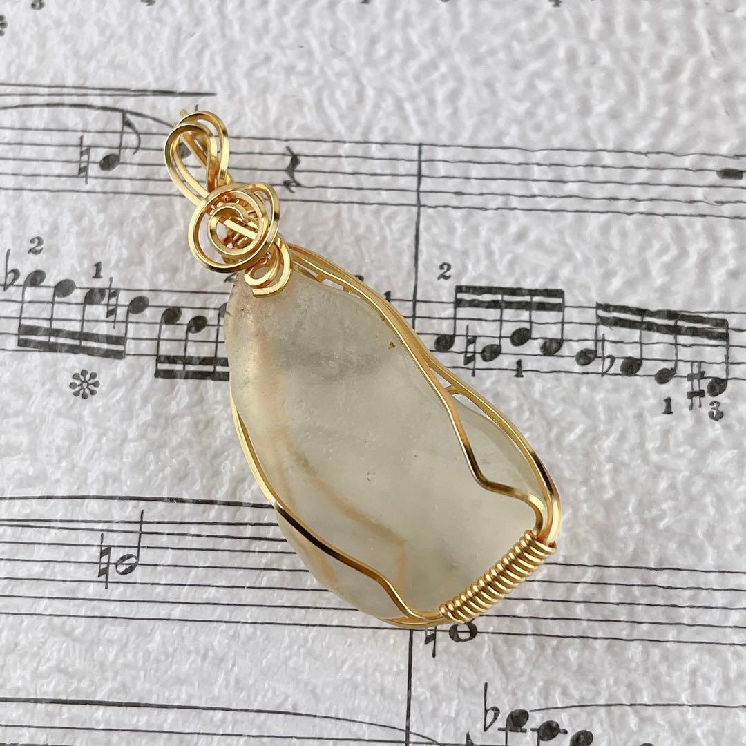 ビッグサイズ　高品質リビアングラス原石ペンダントトップ