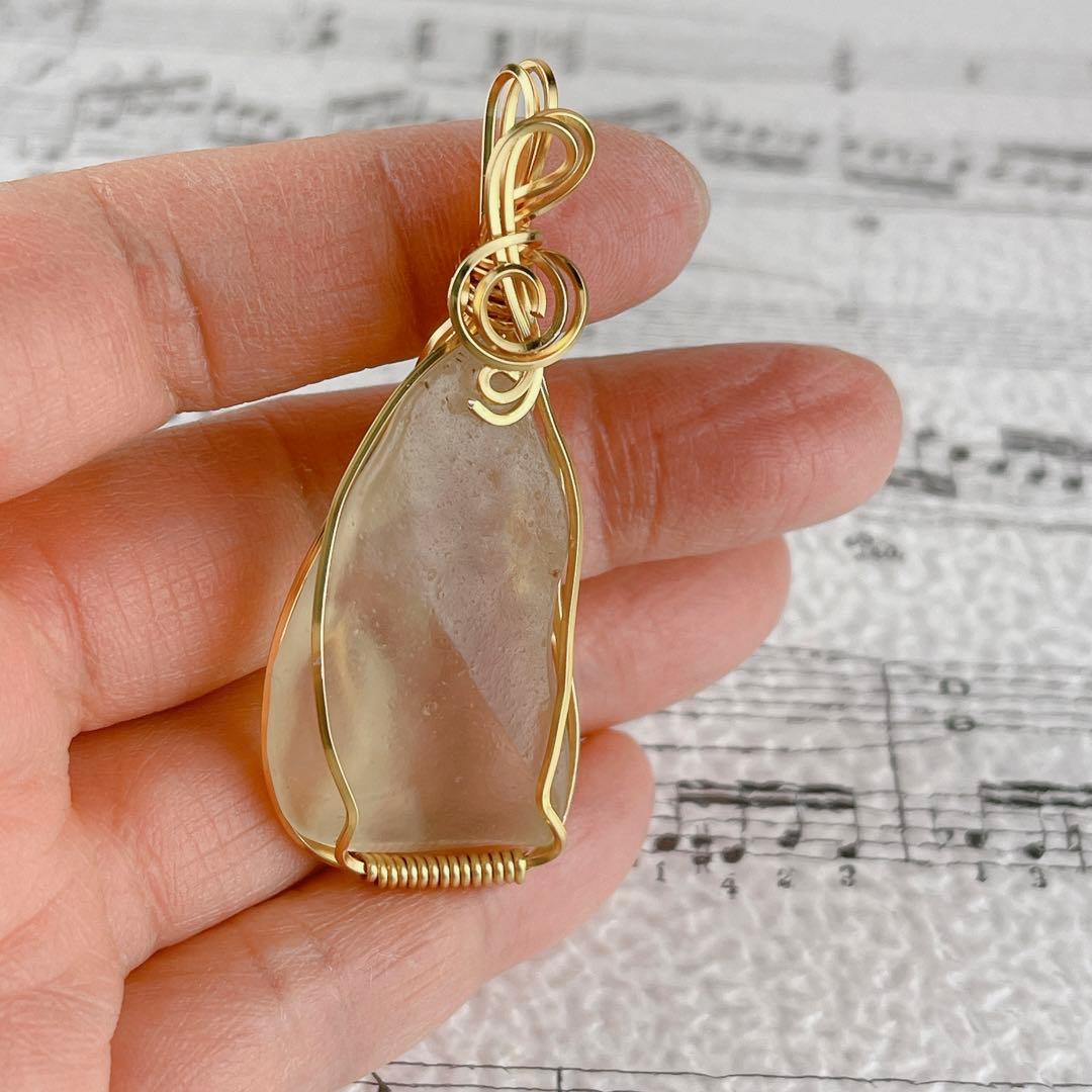 ビッグサイズ　高品質リビアングラス原石ペンダントトップ