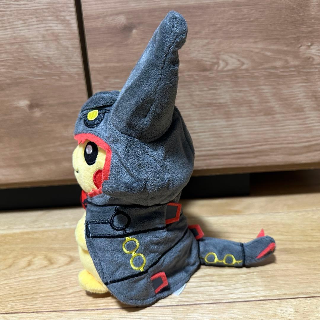 ポケモンセンター ぬいぐるみ 黒いレックウザポンチョを着たピカチュウ