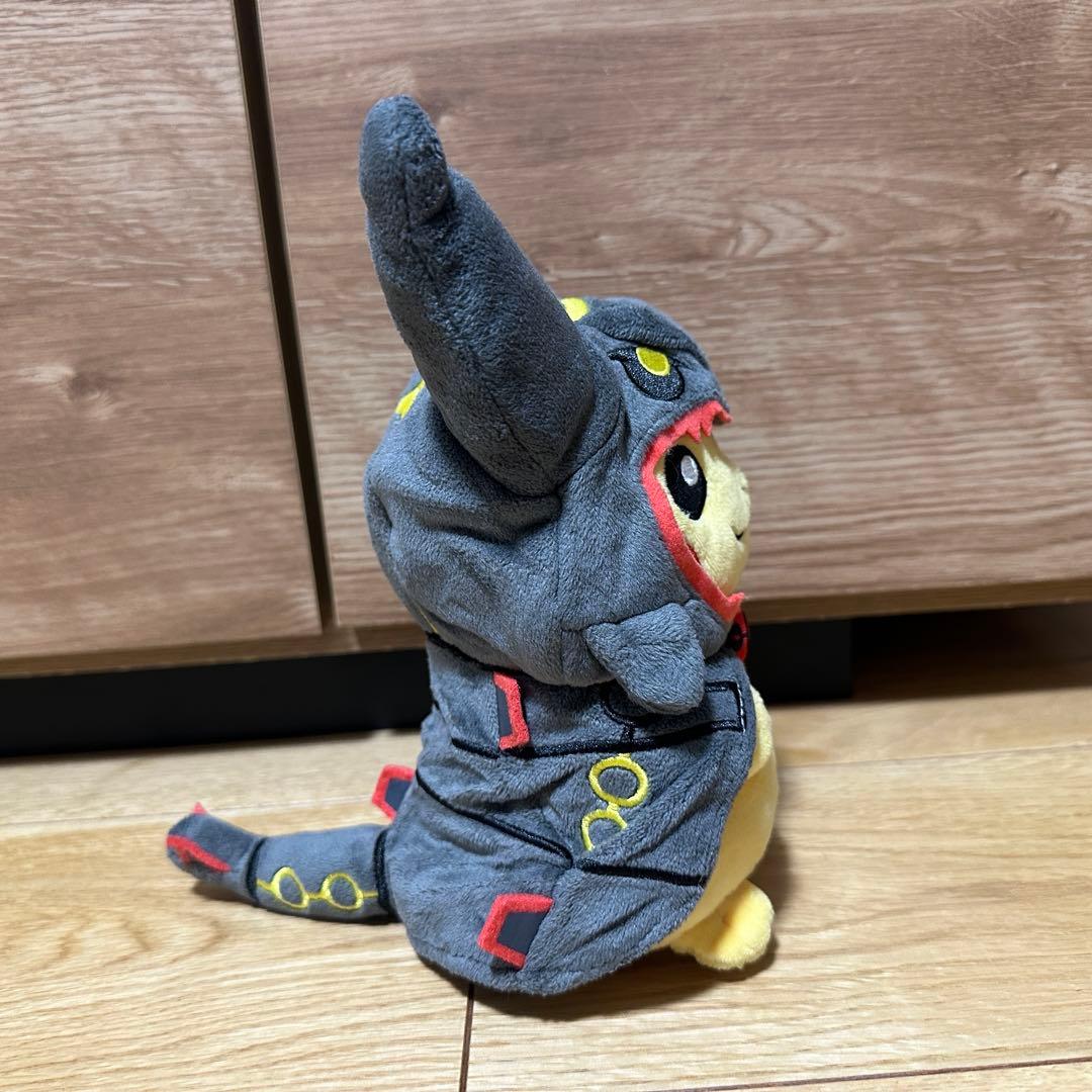 ポケモンセンター ぬいぐるみ 黒いレックウザポンチョを着たピカチュウ