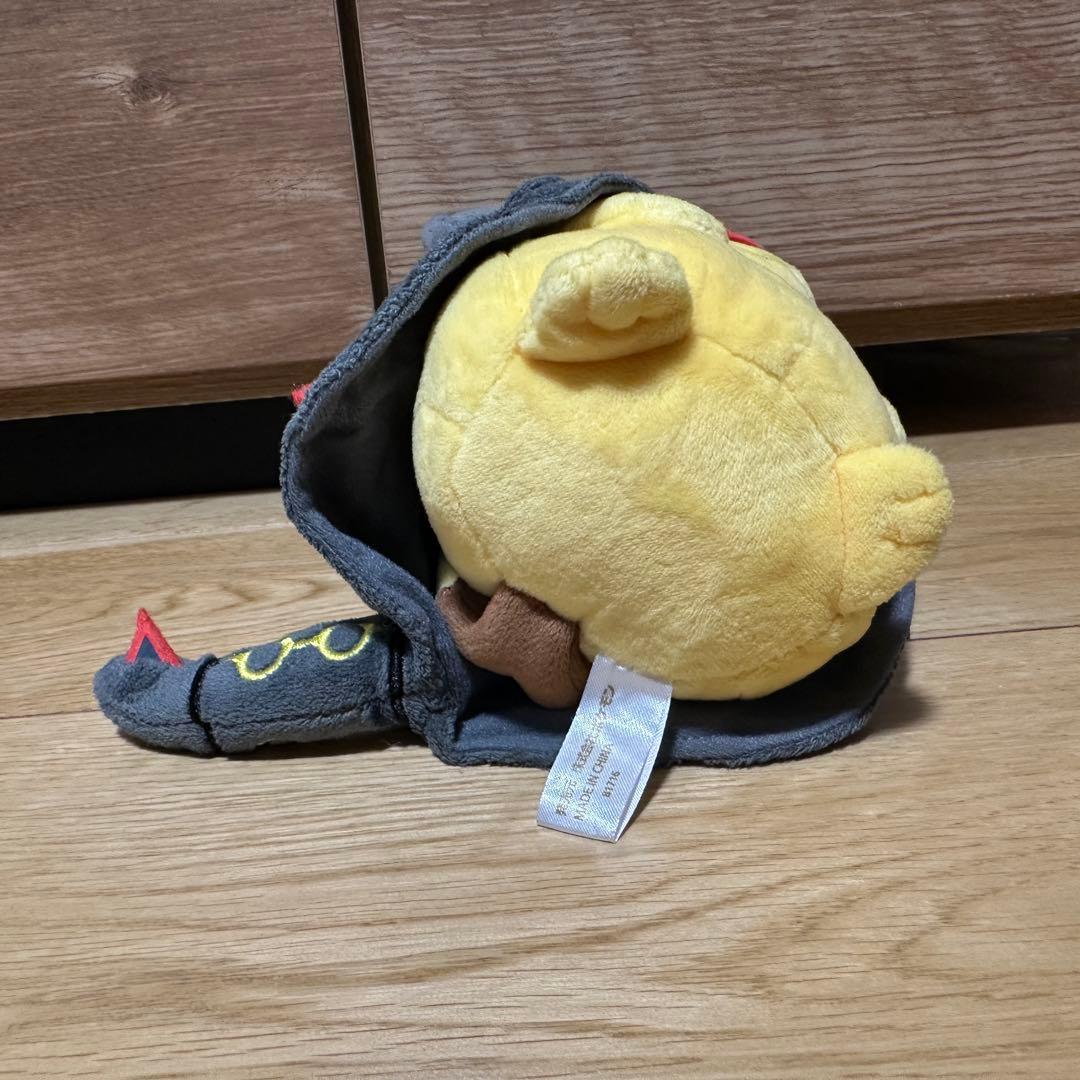 ポケモンセンター ぬいぐるみ 黒いレックウザポンチョを着たピカチュウ