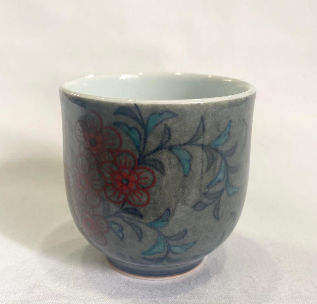 13代　今泉今右衛門　本人作　“色絵薄墨花文ぐい呑“