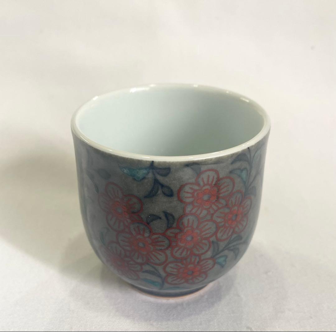 13代　今泉今右衛門　本人作　“色絵薄墨花文ぐい呑“