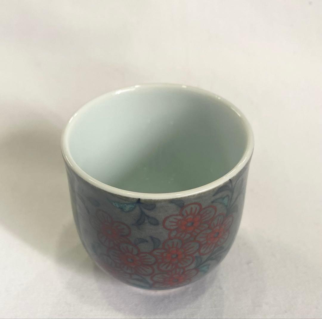 13代　今泉今右衛門　本人作　“色絵薄墨花文ぐい呑“