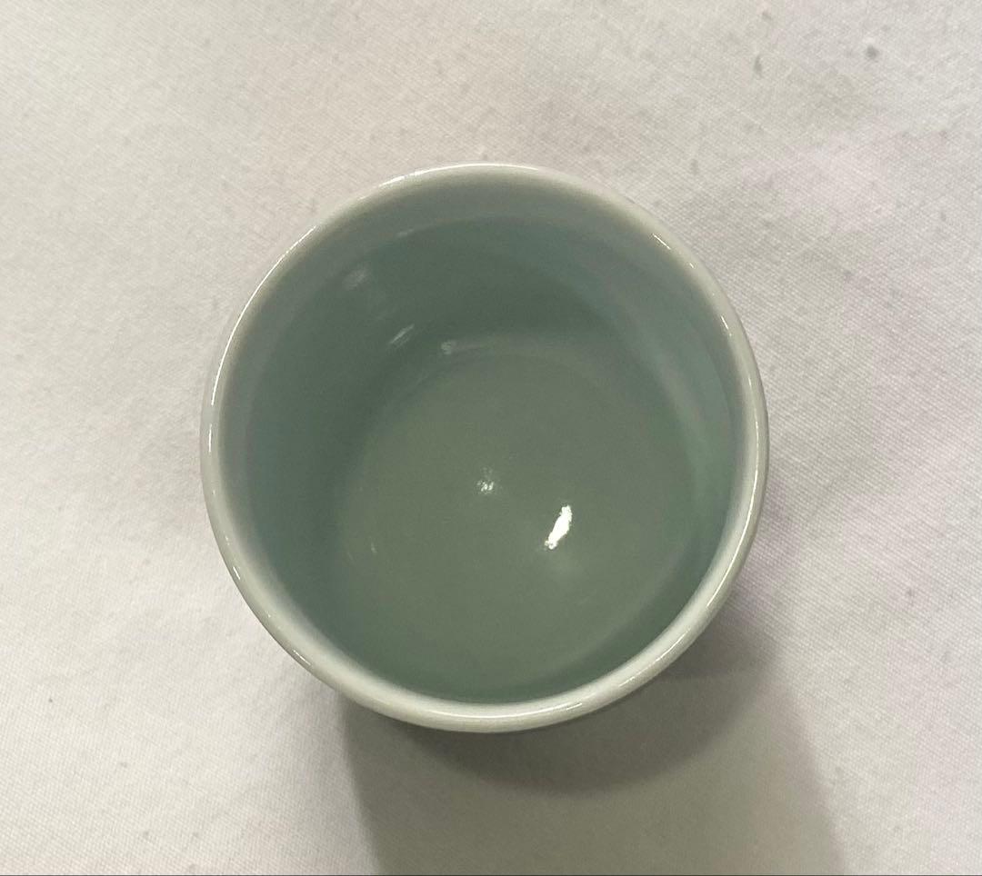 13代　今泉今右衛門　本人作　“色絵薄墨花文ぐい呑“