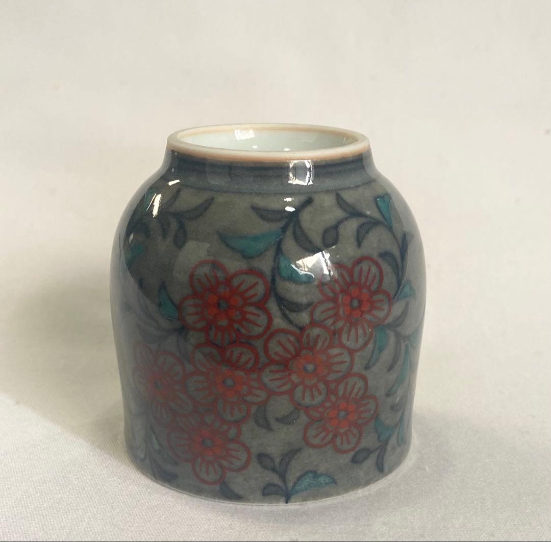 13代　今泉今右衛門　本人作　“色絵薄墨花文ぐい呑“