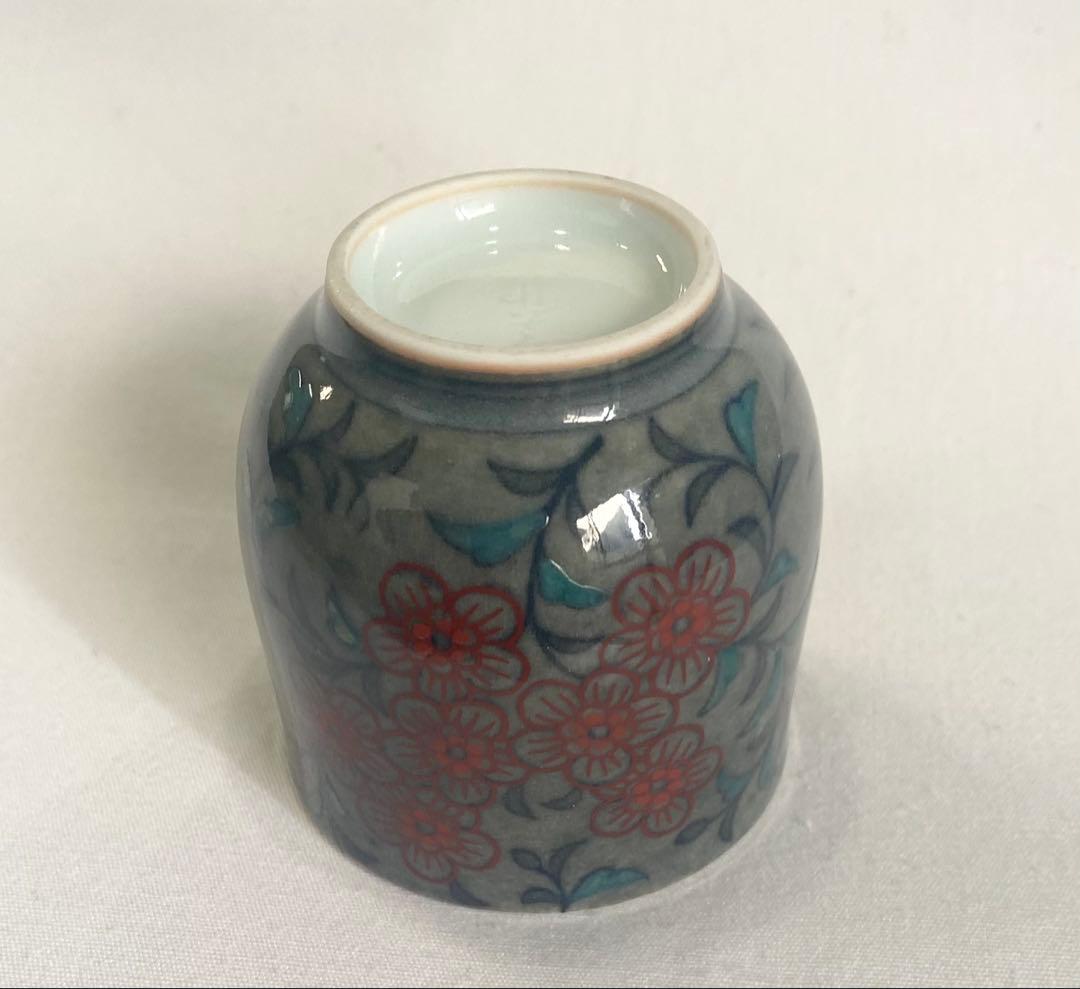 13代　今泉今右衛門　本人作　“色絵薄墨花文ぐい呑“