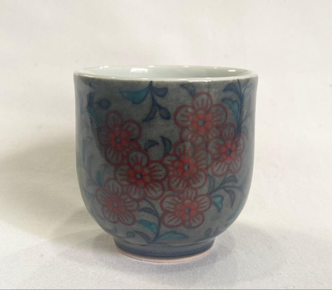13代　今泉今右衛門　本人作　“色絵薄墨花文ぐい呑“