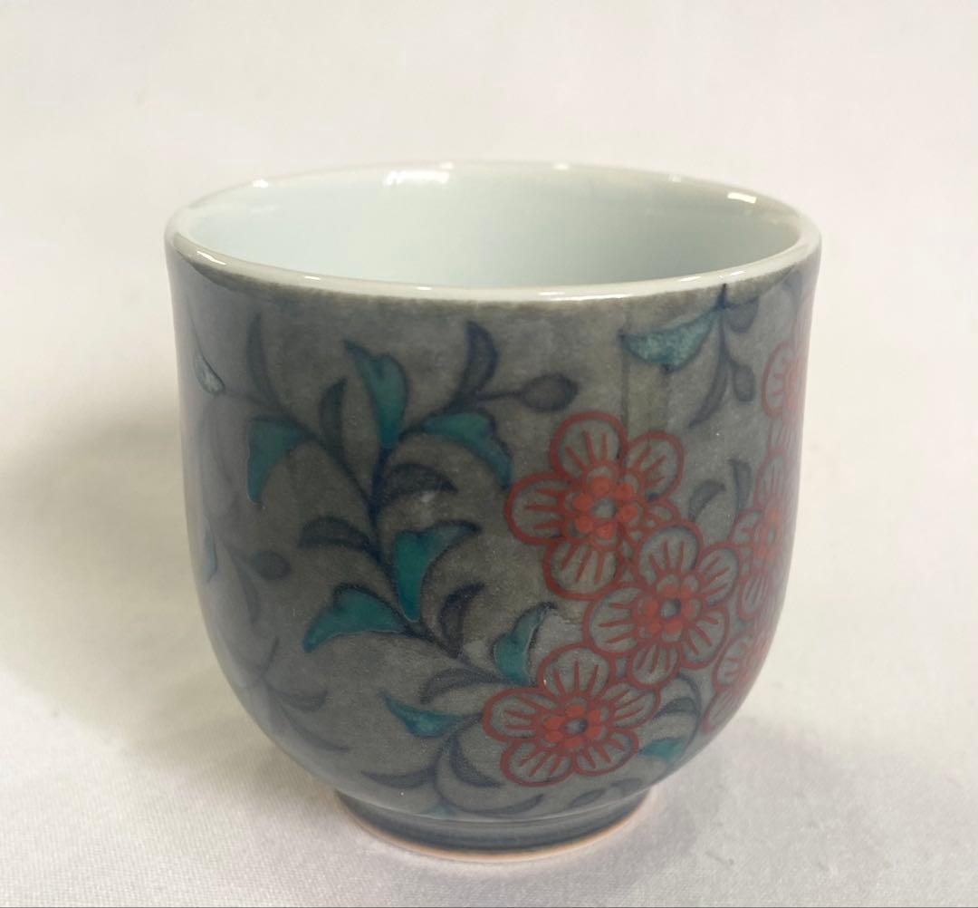 13代　今泉今右衛門　本人作　“色絵薄墨花文ぐい呑“