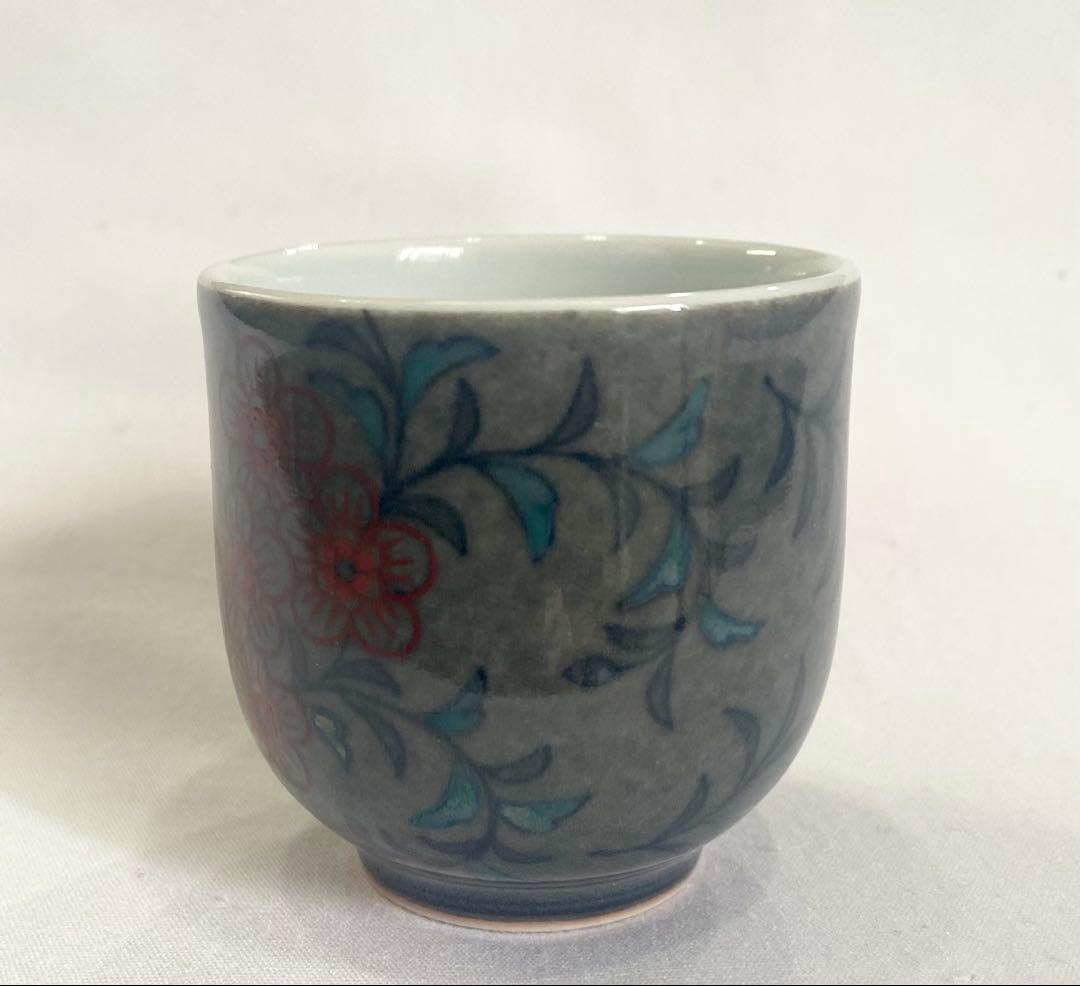 13代　今泉今右衛門　本人作　“色絵薄墨花文ぐい呑“