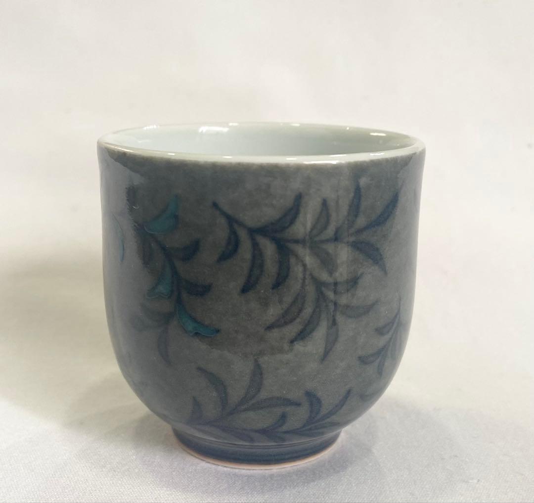 13代　今泉今右衛門　本人作　“色絵薄墨花文ぐい呑“