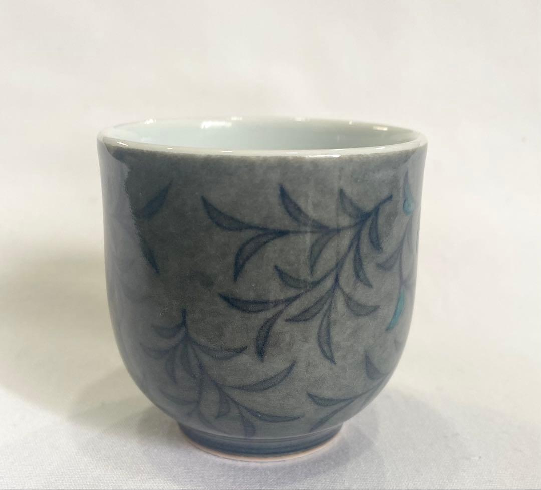 13代　今泉今右衛門　本人作　“色絵薄墨花文ぐい呑“