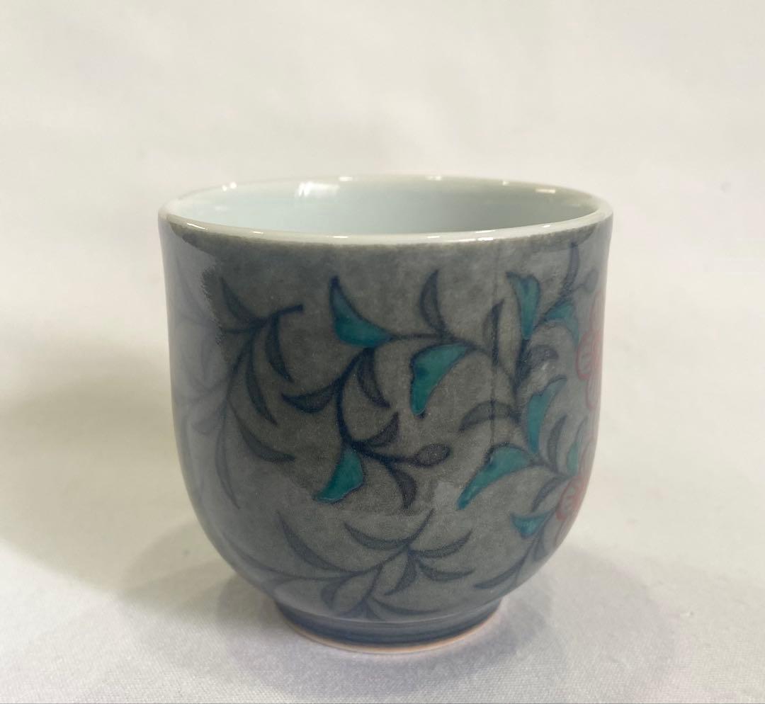 13代　今泉今右衛門　本人作　“色絵薄墨花文ぐい呑“