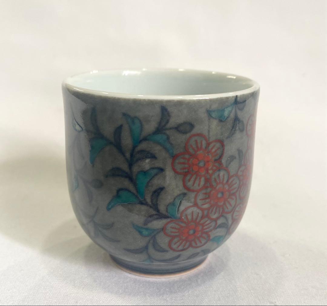 13代　今泉今右衛門　本人作　“色絵薄墨花文ぐい呑“