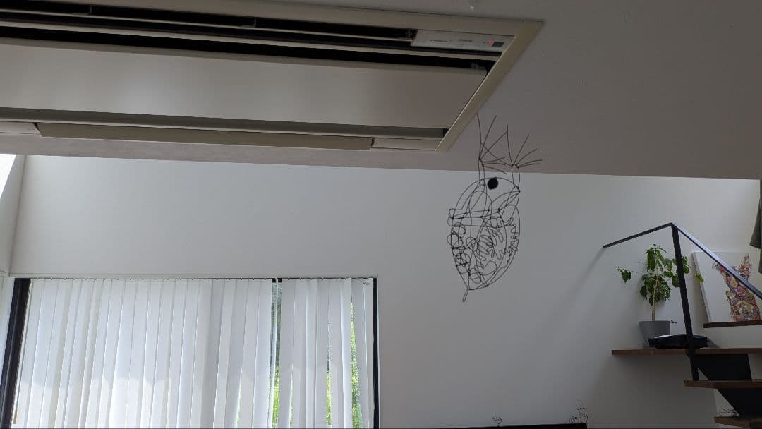 部屋を泳ぐミジンコのワイヤーアート