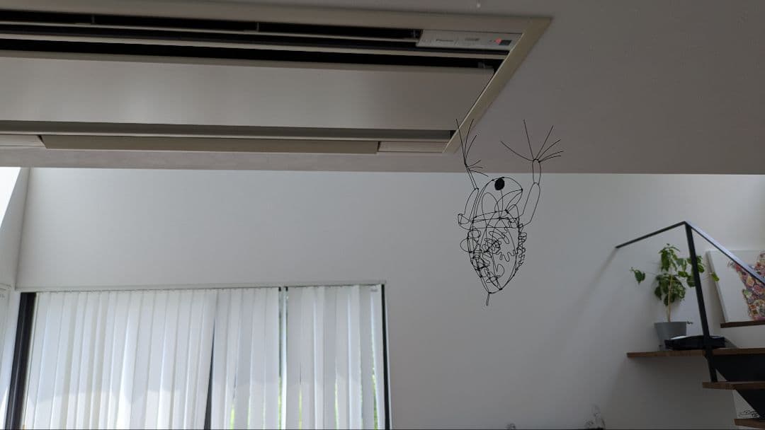部屋を泳ぐミジンコのワイヤーアート