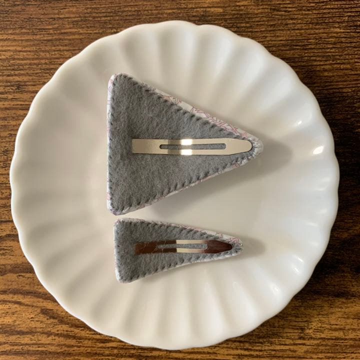 【114】リバティプリント使用　ハンドメイド　三角パッチンピン　ヘアピン　2個