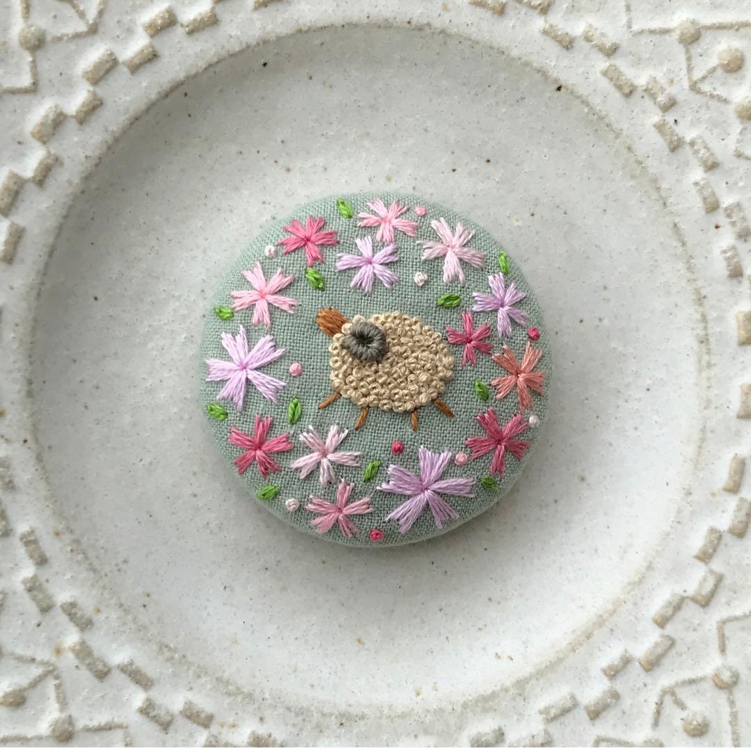 刺繍ブローチ　ハンドメイド　くるみボタン　羊さんシリーズ