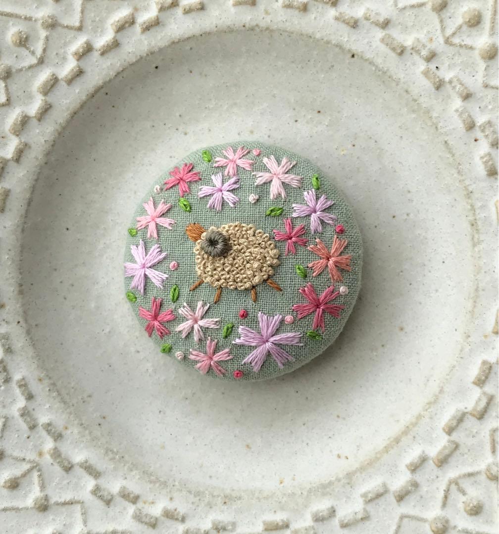 刺繍ブローチ　ハンドメイド　くるみボタン　羊さんシリーズ