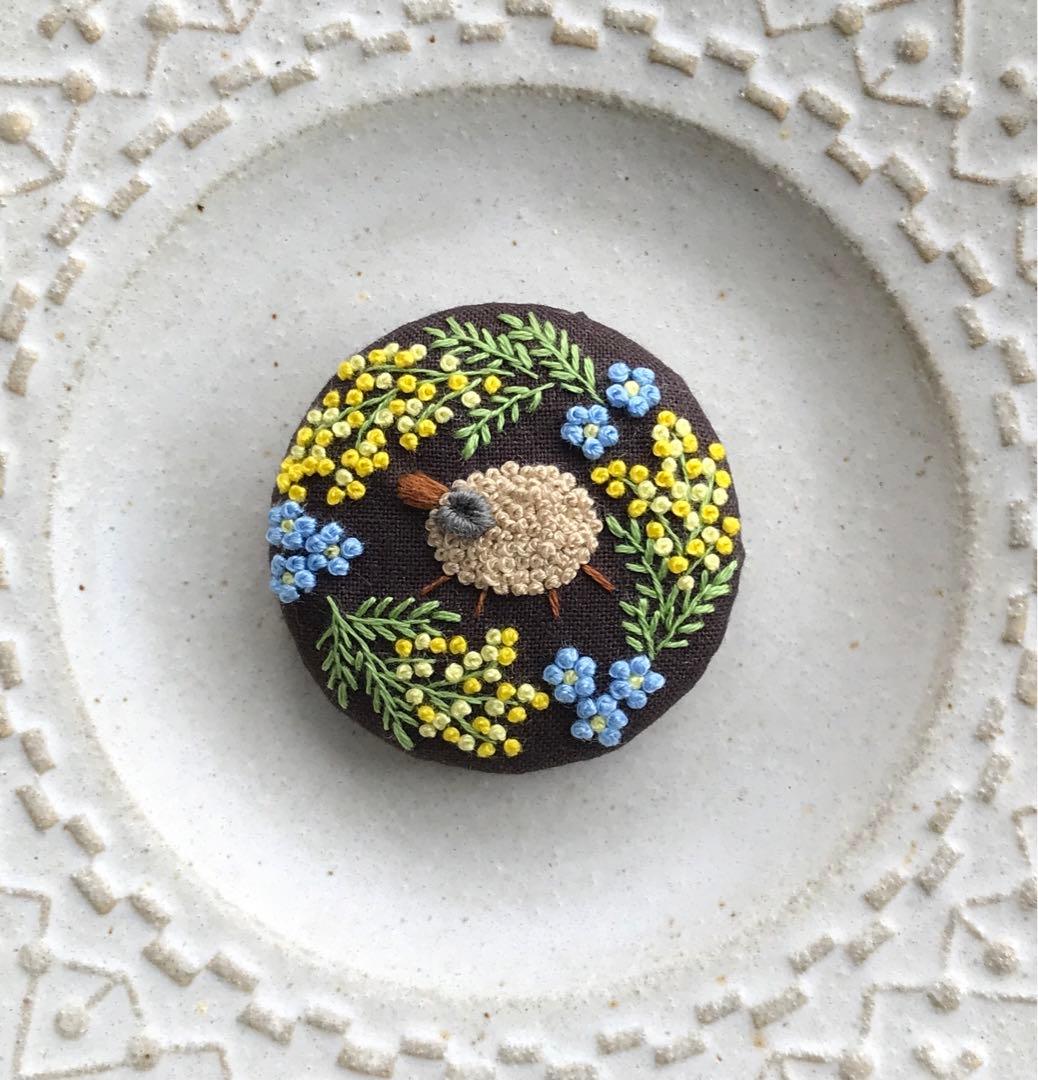 刺繍ブローチ　ハンドメイド　くるみボタン　羊さんシリーズ