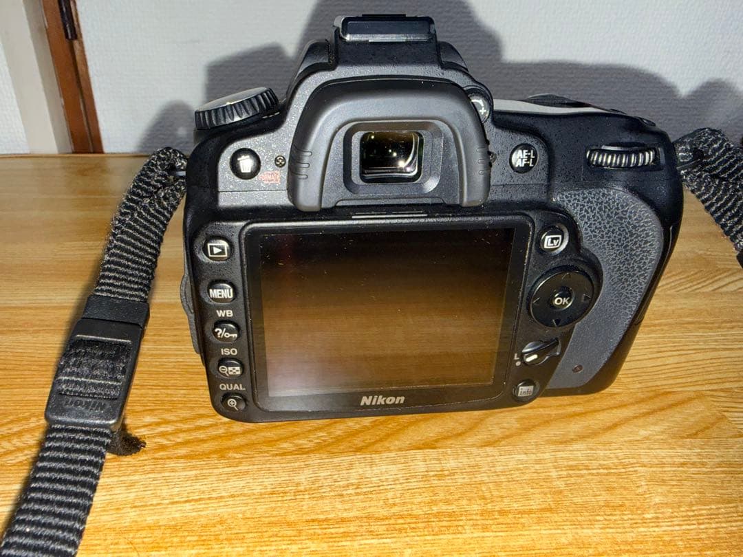 Nikonデジタル一眼レフカメラ、Nikonレンズ付き、液晶ディスプレイ搭載。