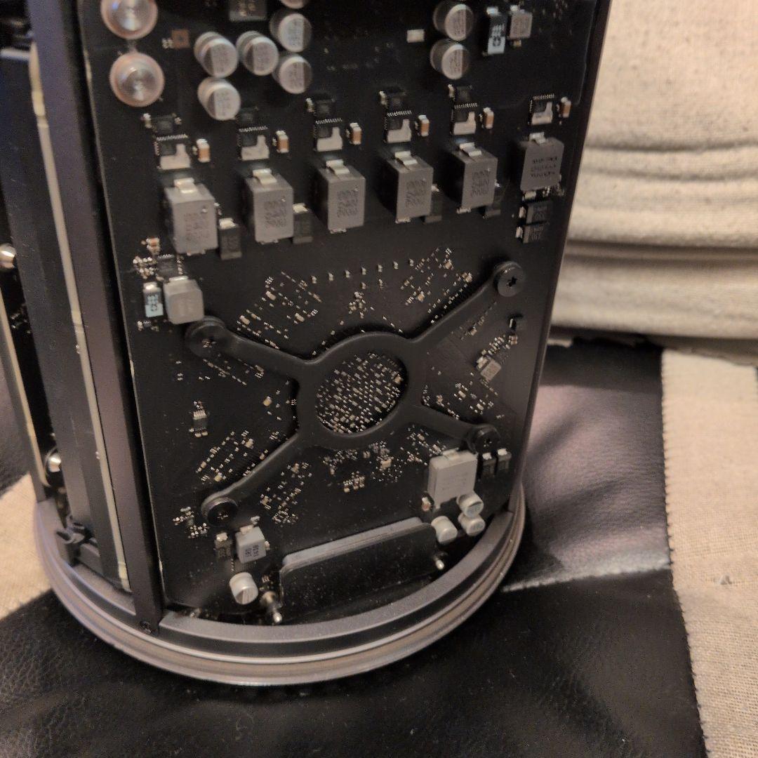 Apple Mac Pro (Late 2013) 本体②