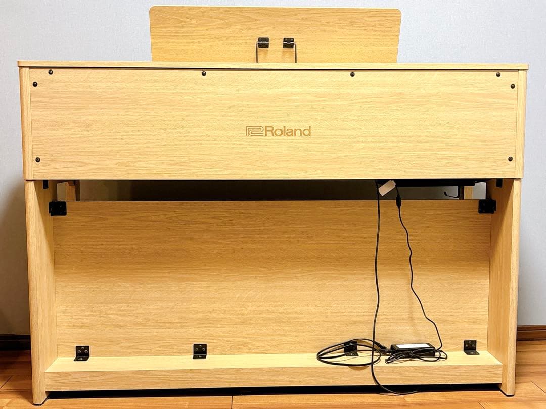むうRoland 電子ピアノ HP704-LA 2019年製