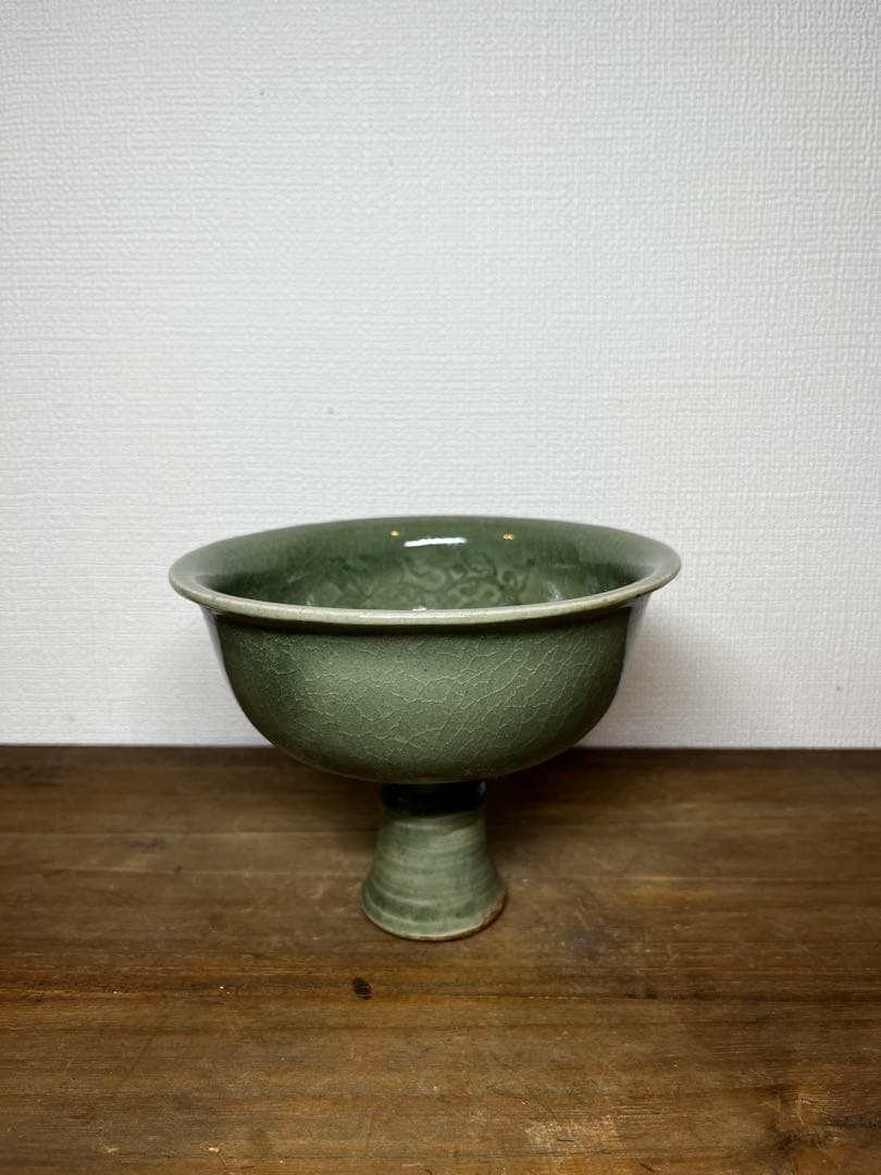 明時代　龍泉窯　青磁高足刻花文茶碗　明