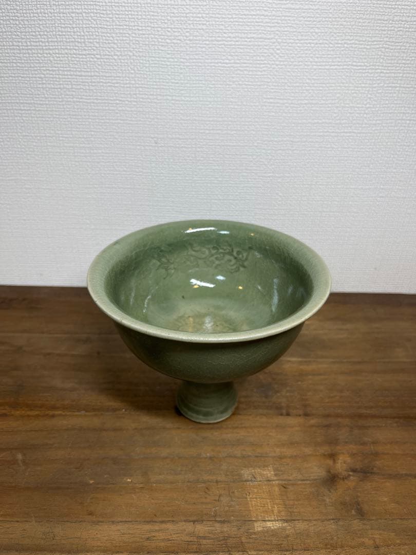明時代　龍泉窯　青磁高足刻花文茶碗　明