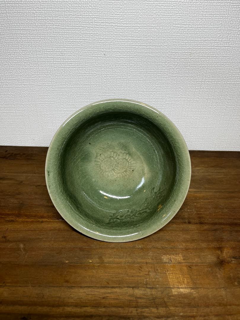 明時代　龍泉窯　青磁高足刻花文茶碗　明
