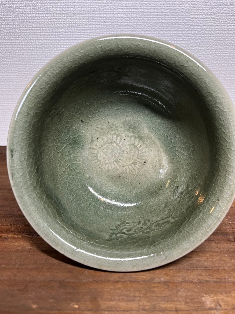 明時代　龍泉窯　青磁高足刻花文茶碗　明