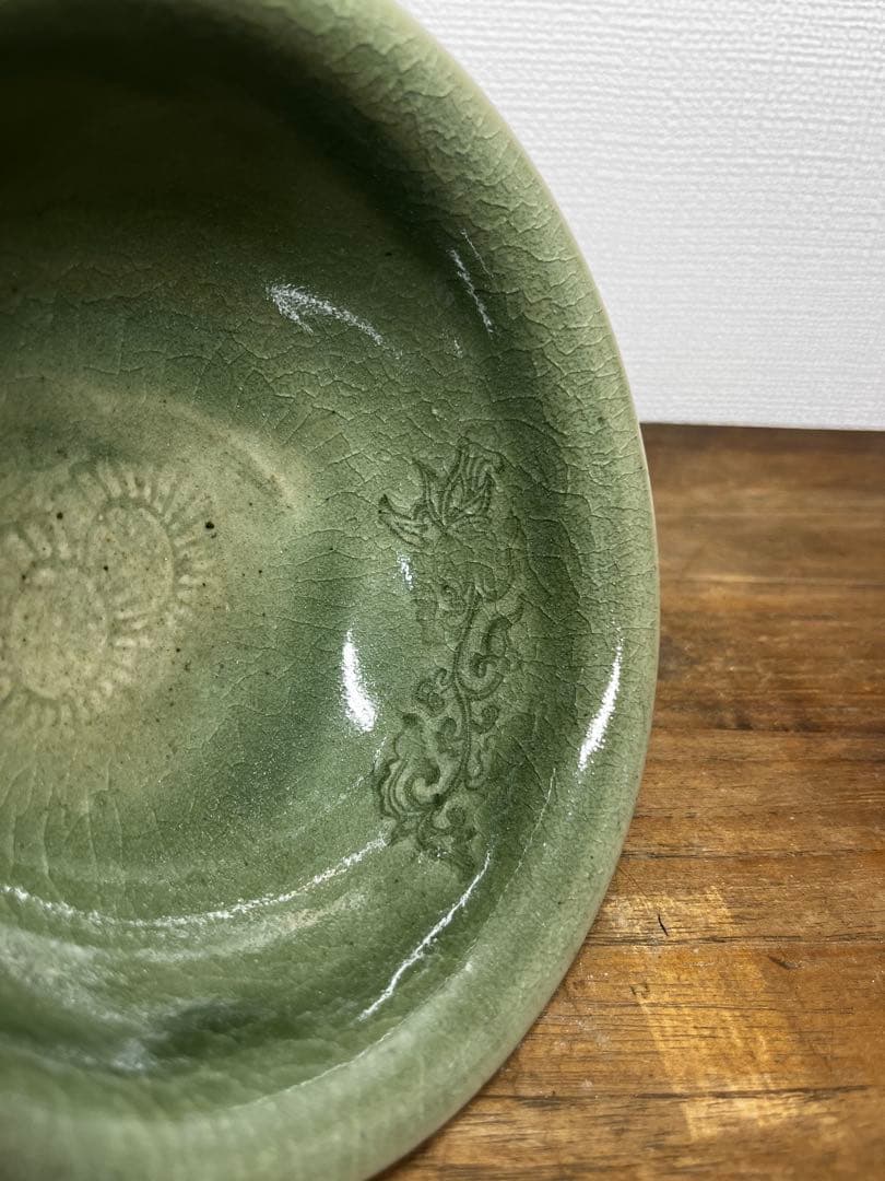 明時代　龍泉窯　青磁高足刻花文茶碗　明