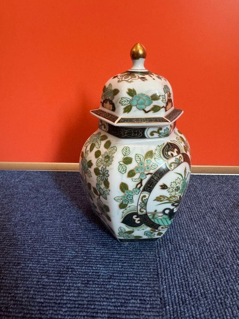 2028 有田焼 前山陶器 染錦山 庫山窯 金ラインの花柄模様 六角飾り壺