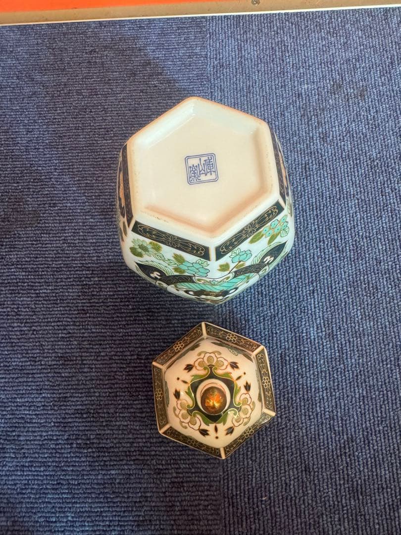 2028 有田焼 前山陶器 染錦山 庫山窯 金ラインの花柄模様 六角飾り壺