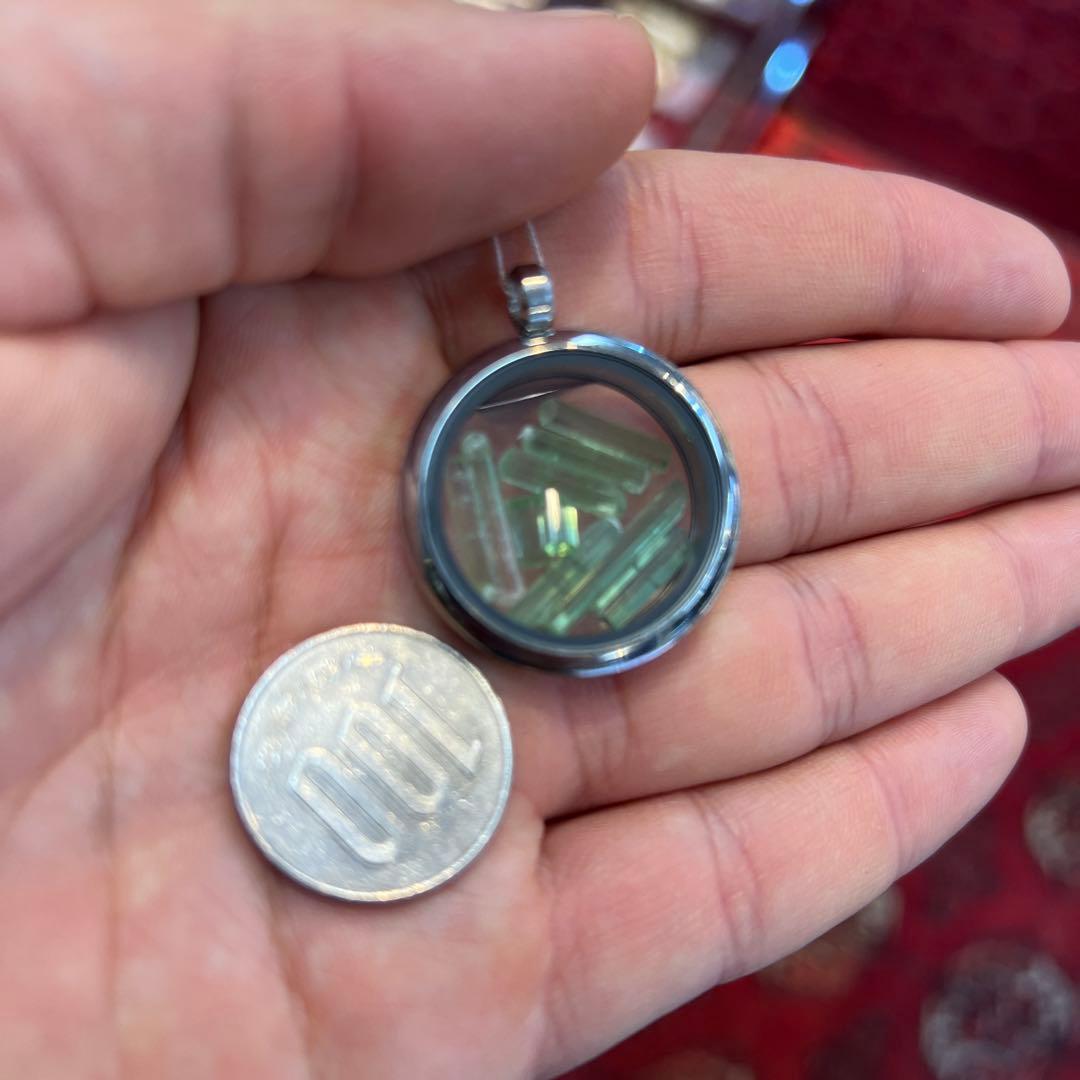 緑色ガラスビーズの円形ペンダント