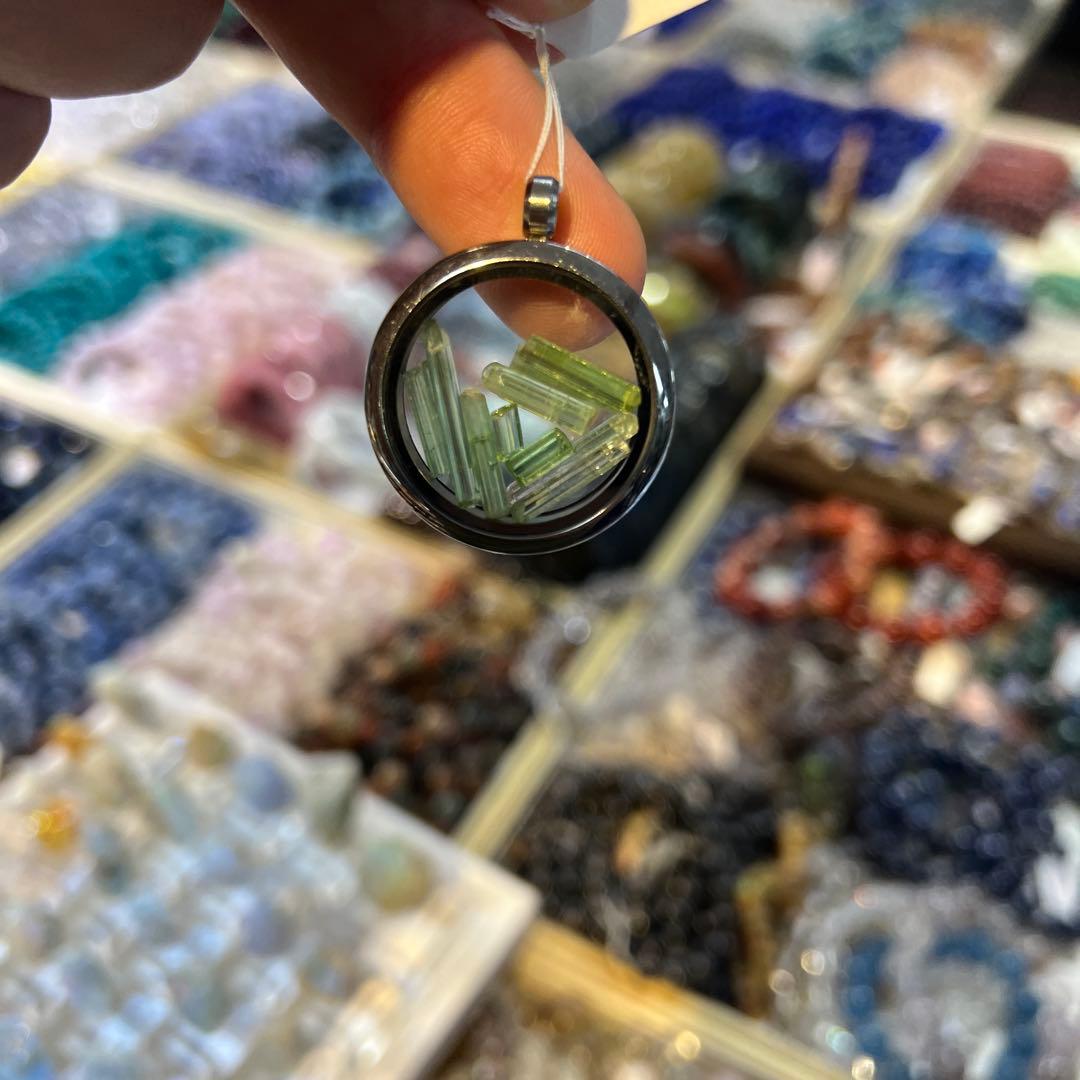 緑色ガラスビーズの円形ペンダント