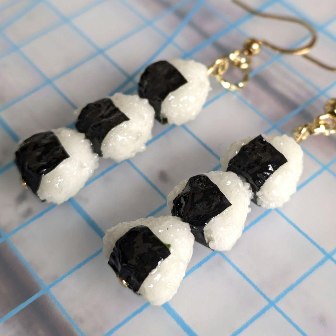 おにぎり　ピアス 　ミニチュアフード　3連　ハンドメイド