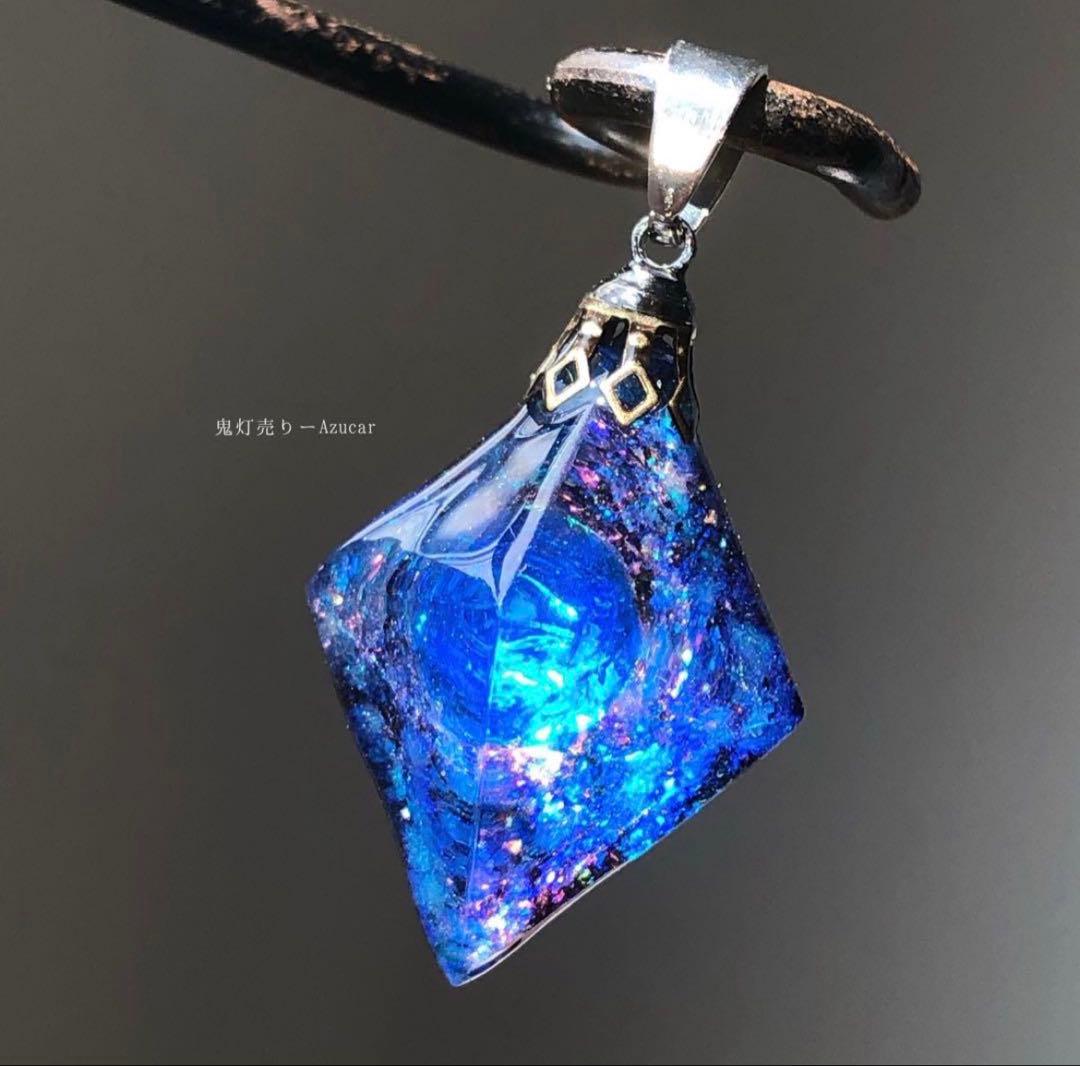 サファイア色の光を集めて。 宇宙レジン　蓄光フローライトハンドメイドネックレス