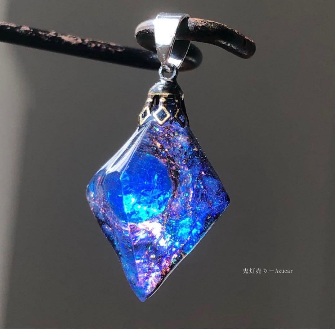 サファイア色の光を集めて。 宇宙レジン　蓄光フローライトハンドメイドネックレス